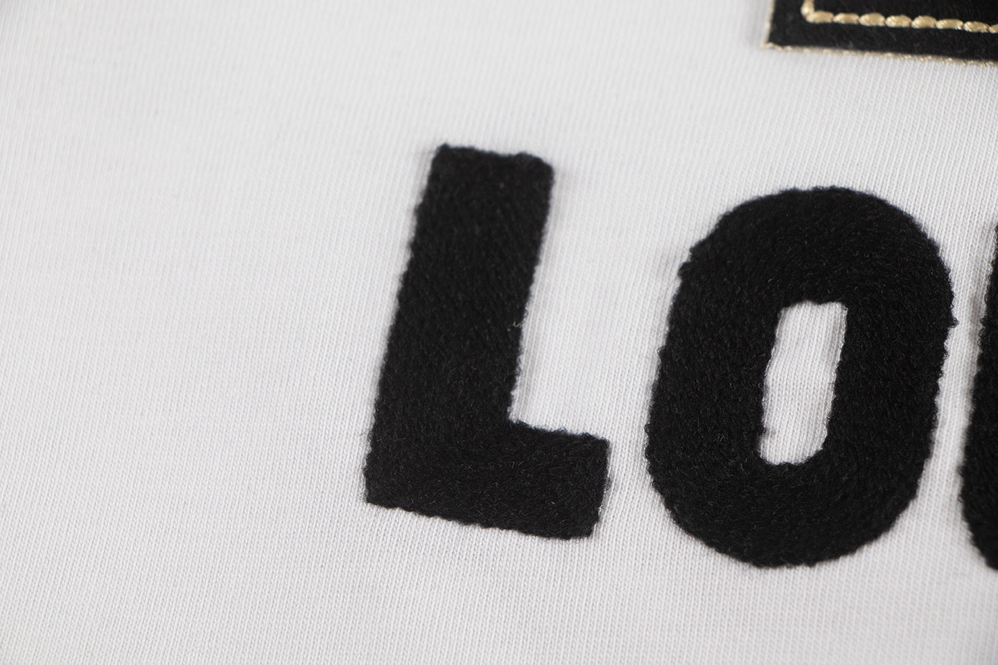 Camiseta Louis Vuitton bordada – Blanca o negra con logos premium