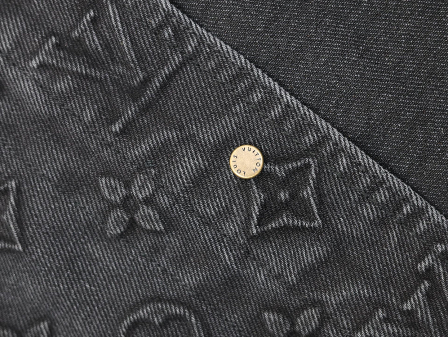 Conjunto Louis Vuitton denim negro – Camisa + pantalón