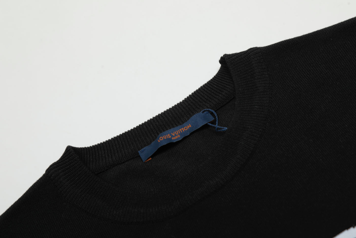 Camiseta Louis Vuitton corazón – Negro premium