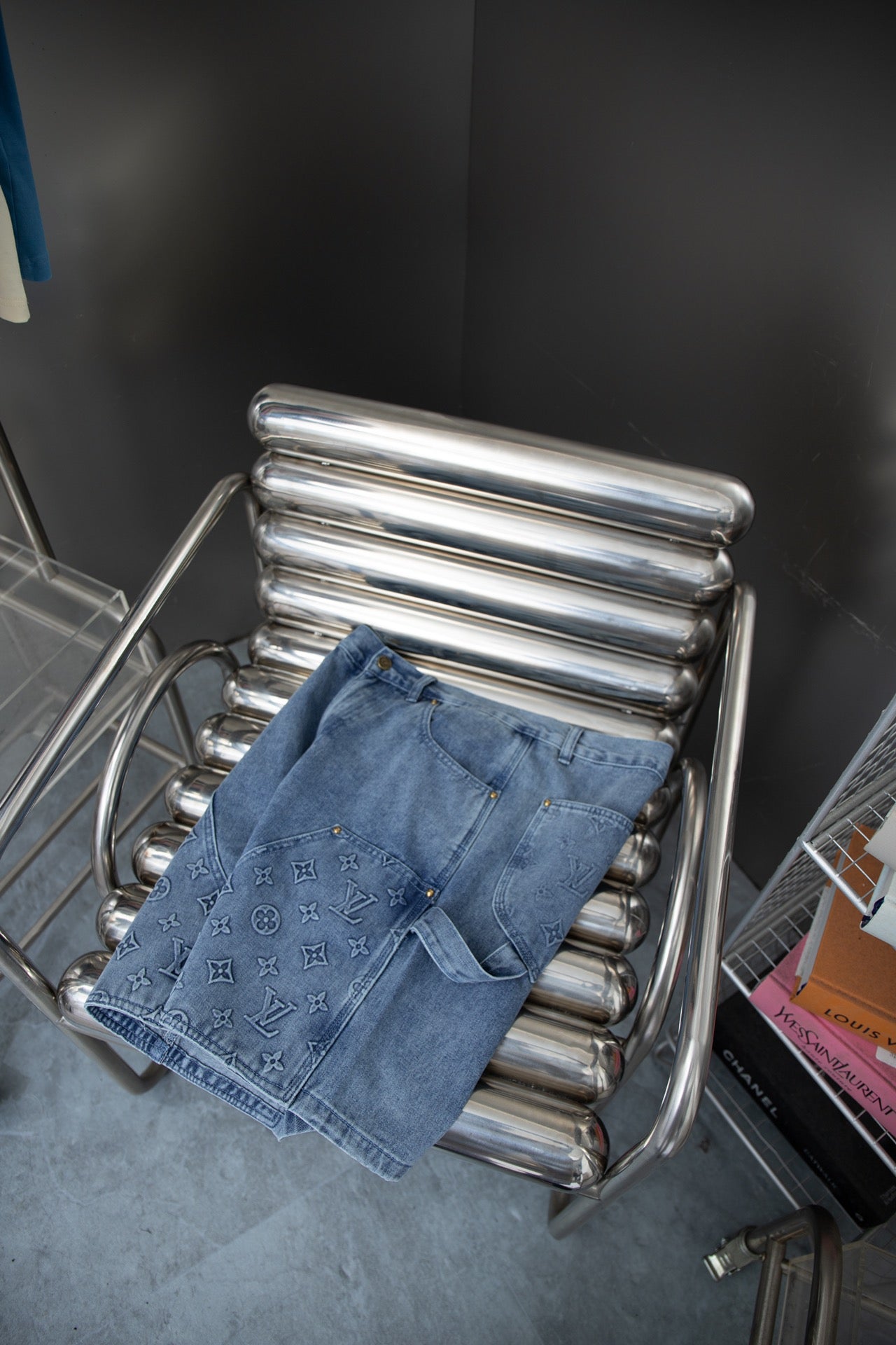 Pantalón Louis Vuitton vaquero corto azul claro – Denim premium con monograma