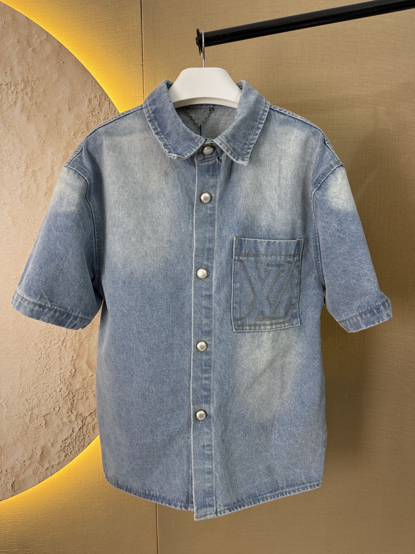 Conjunto vaquero Louis Vuitton – Camisa y short denim azul claro