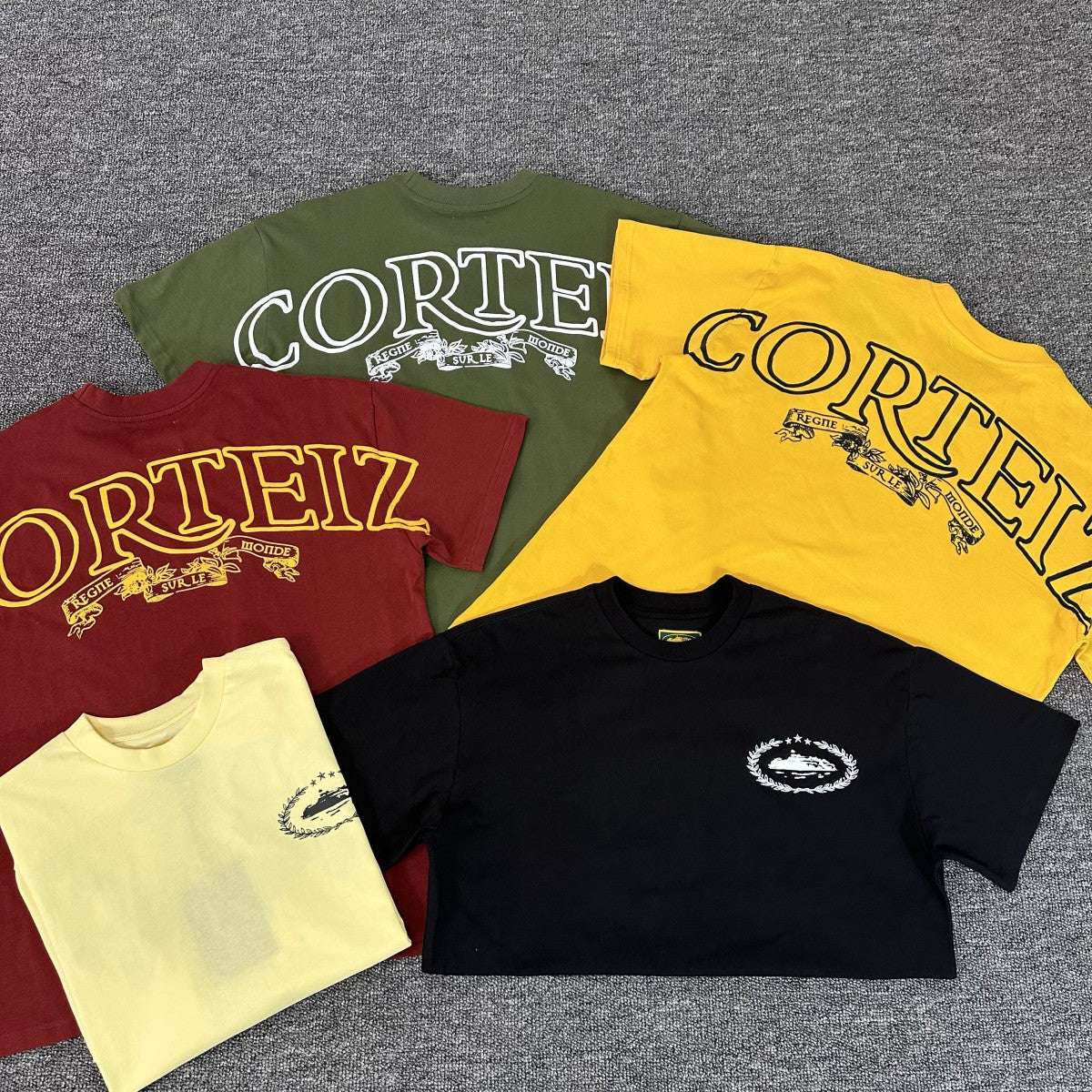 Camiseta Corteiz “Règne Sur Le Monde” – Logo Espalda Oversized