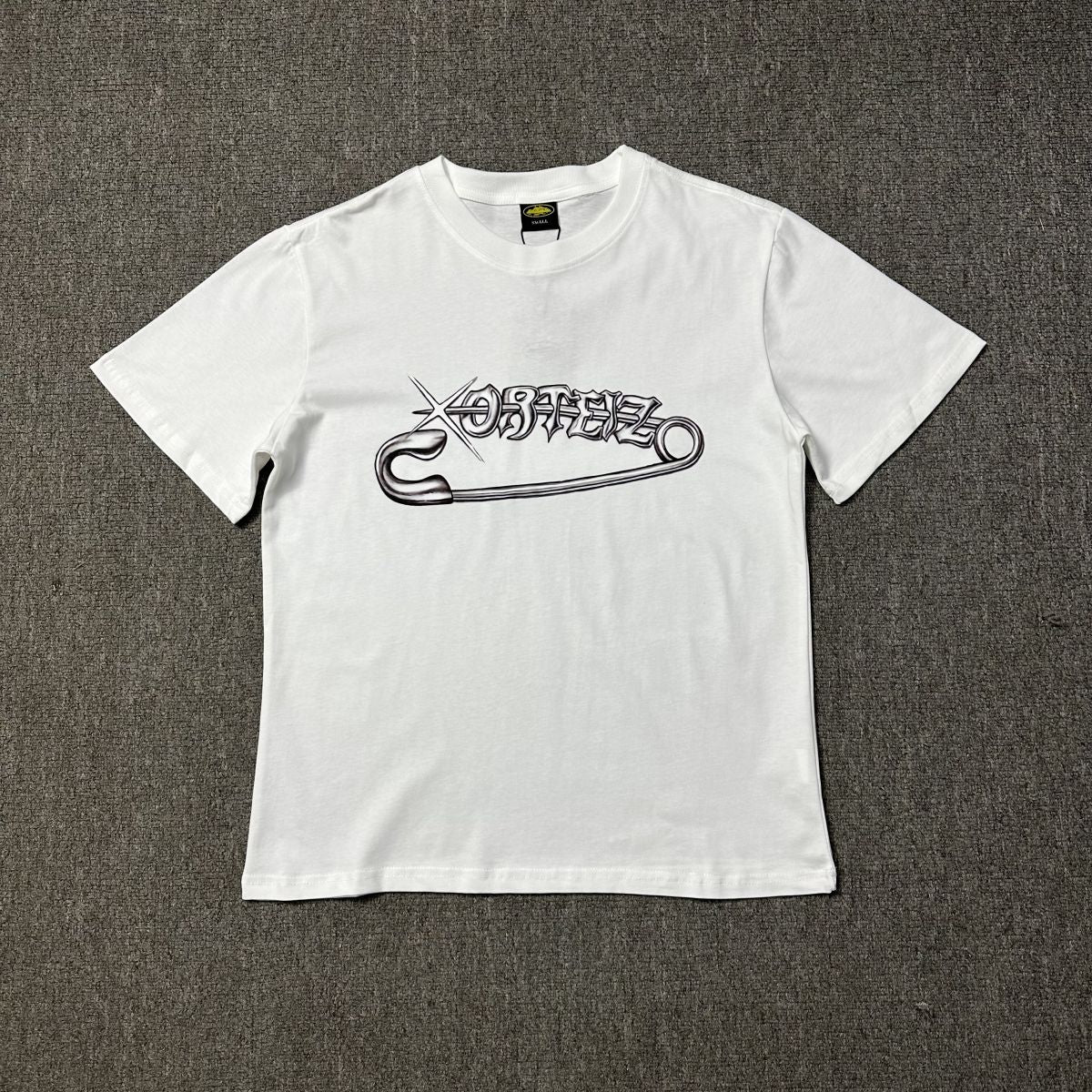 Camiseta BUCKERS x Corteiz “Safety Pin” – Edición Limitada