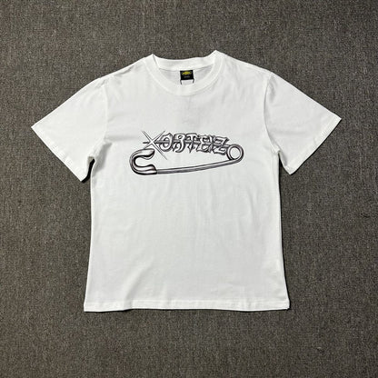 Camiseta BUCKERS x Corteiz “Safety Pin” – Edición Limitada