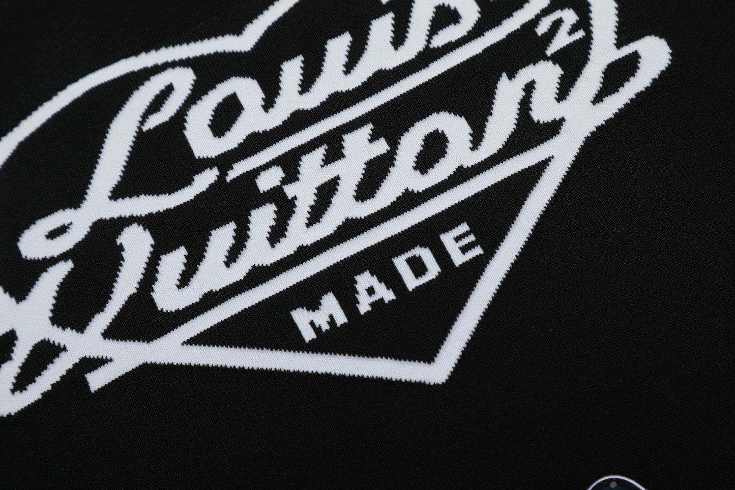 Camiseta Louis Vuitton corazón – Negro premium