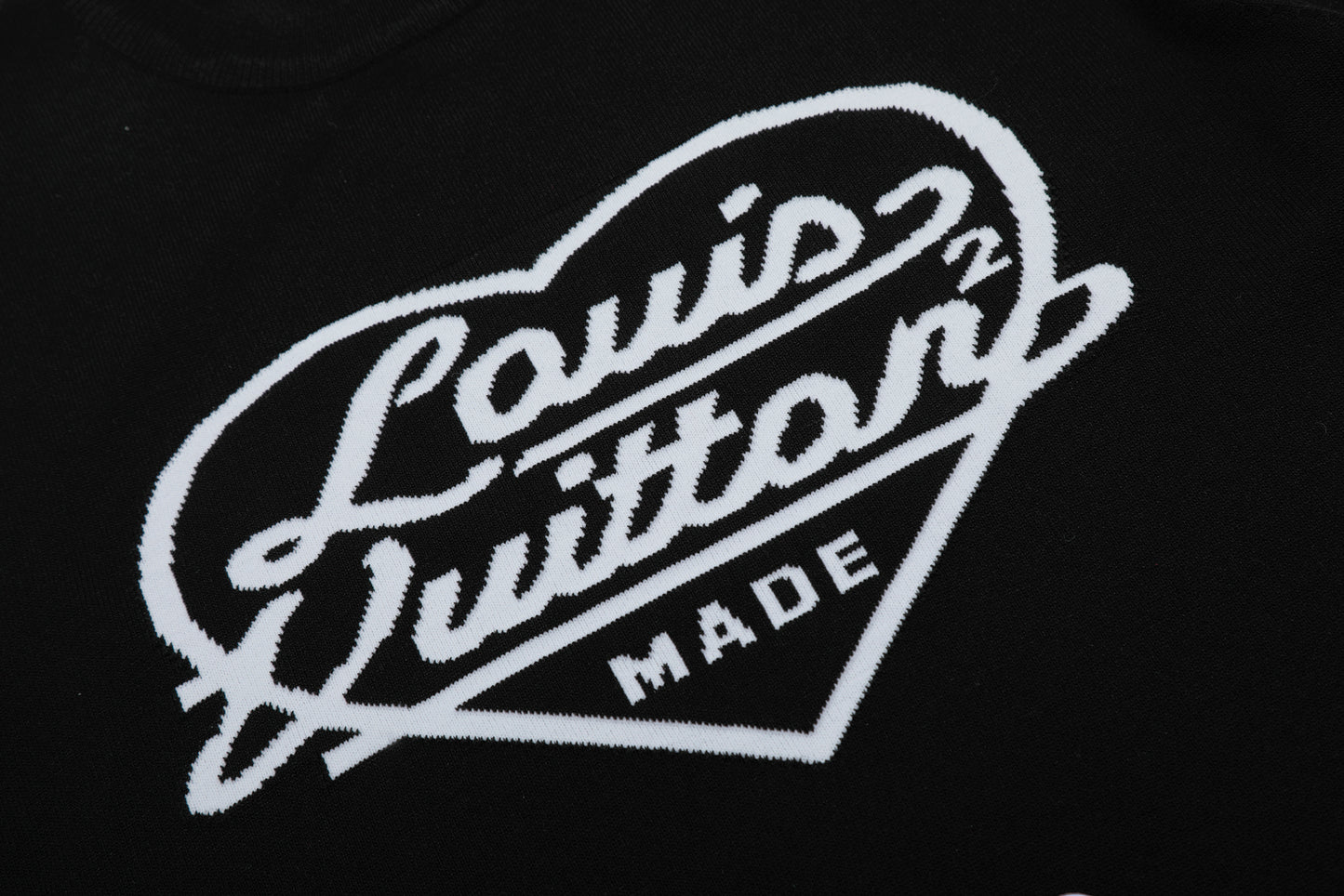 Camiseta Louis Vuitton corazón – Negro premium