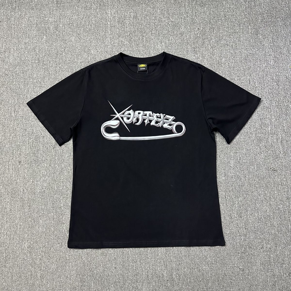 Camiseta BUCKERS x Corteiz “Safety Pin” – Edición Limitada