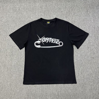 Camiseta BUCKERS x Corteiz “Safety Pin” – Edición Limitada