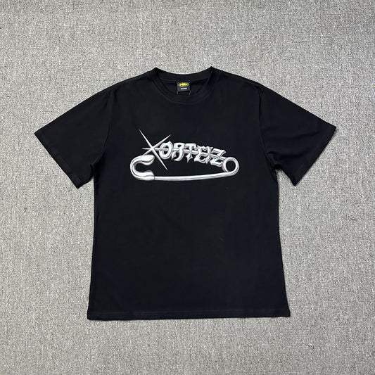 Camiseta BUCKERS x Corteiz “Safety Pin” – Edición Limitada