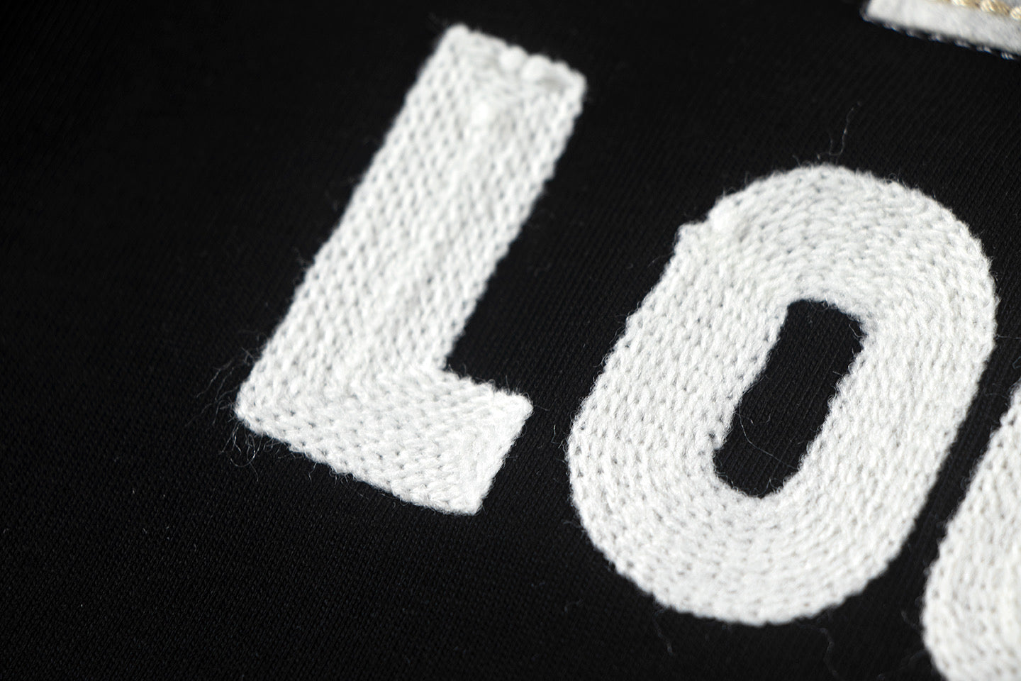 Camiseta Louis Vuitton bordada – Blanca o negra con logos premium
