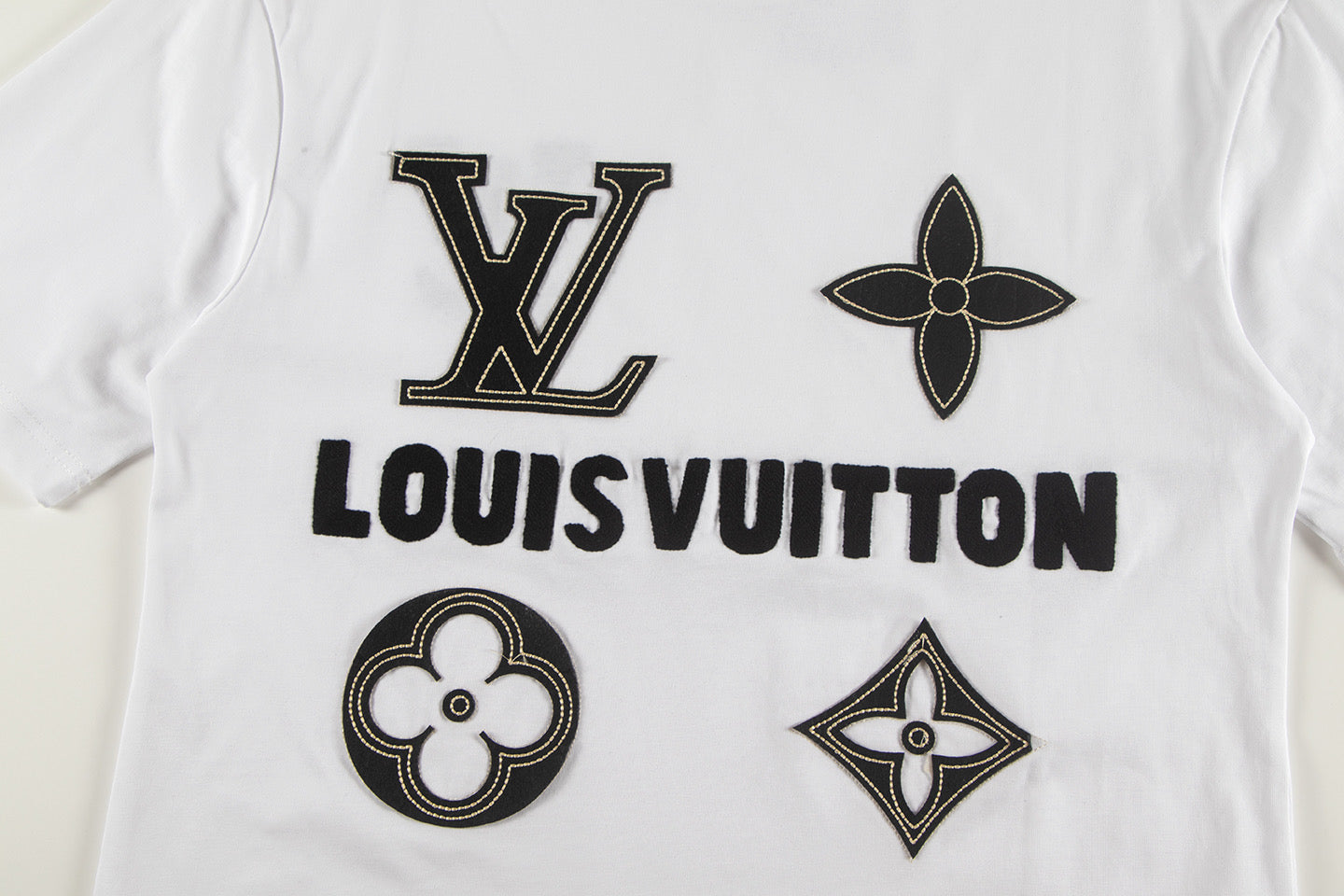 Camiseta Louis Vuitton bordada – Blanca o negra con logos premium