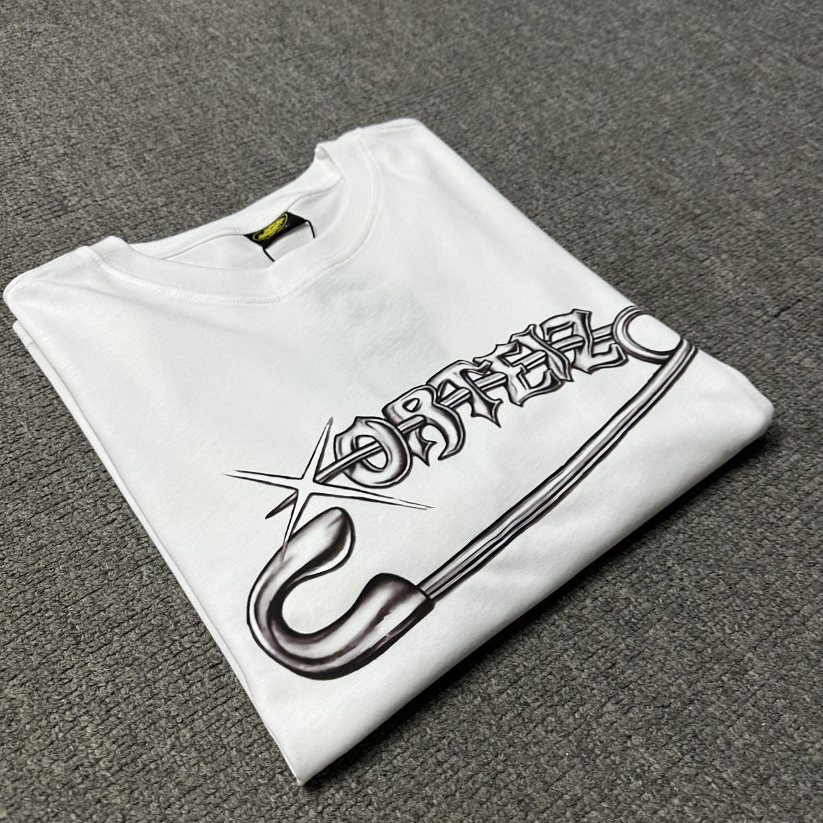 Camiseta BUCKERS x Corteiz “Safety Pin” – Edición Limitada