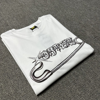 Camiseta BUCKERS x Corteiz “Safety Pin” – Edición Limitada