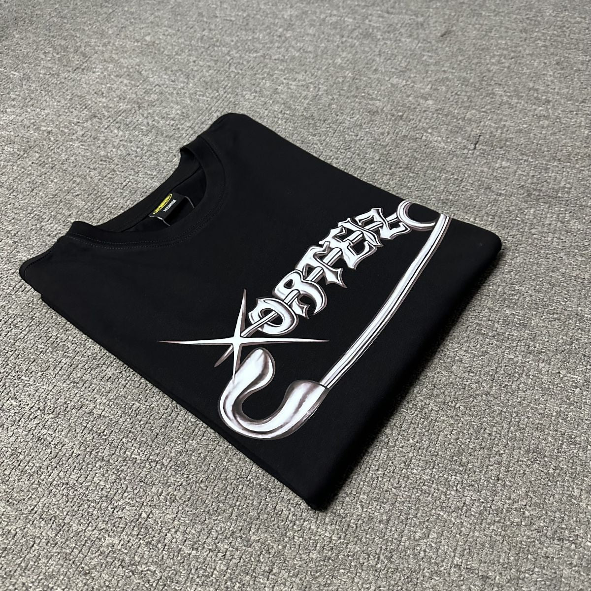 Camiseta BUCKERS x Corteiz “Safety Pin” – Edición Limitada