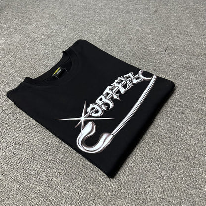 Camiseta BUCKERS x Corteiz “Safety Pin” – Edición Limitada
