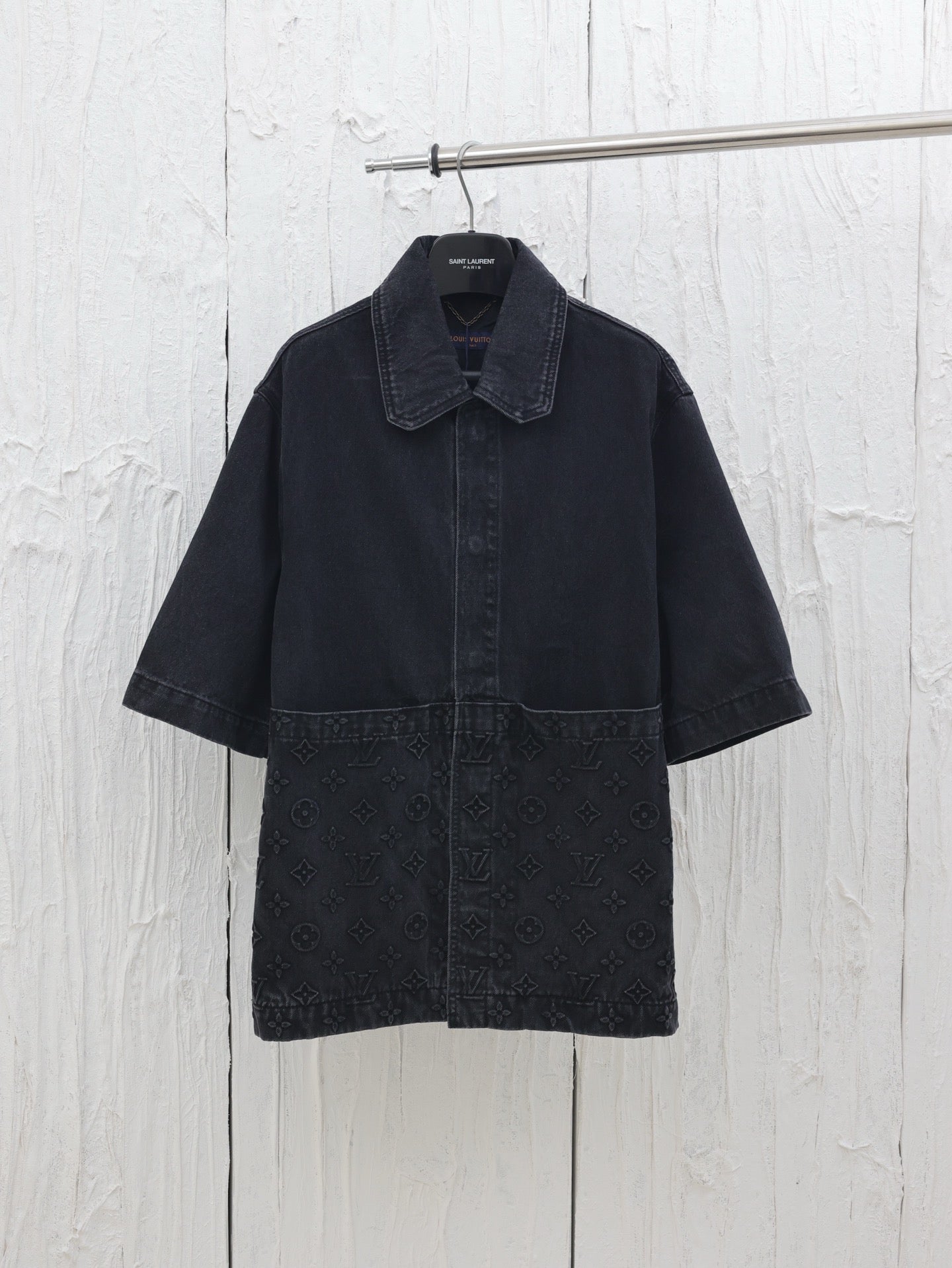 Conjunto Louis Vuitton denim negro – Camisa + pantalón