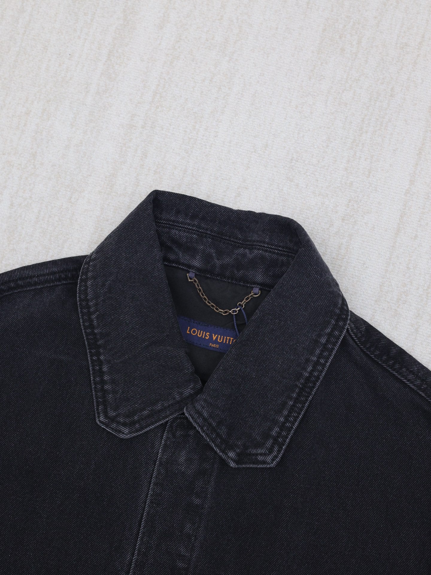 Conjunto Louis Vuitton denim negro – Camisa + pantalón