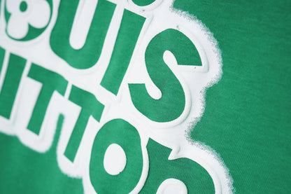 Camiseta LV Estilo Premium – Negra o Verde