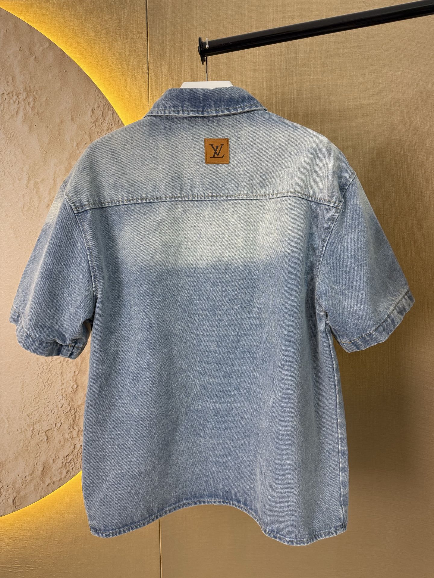 conjunto denim louis vuitton azul claro

camisa vaquera monograma lv

short denim claro lv streetwear

outfit completo urbano lv premium