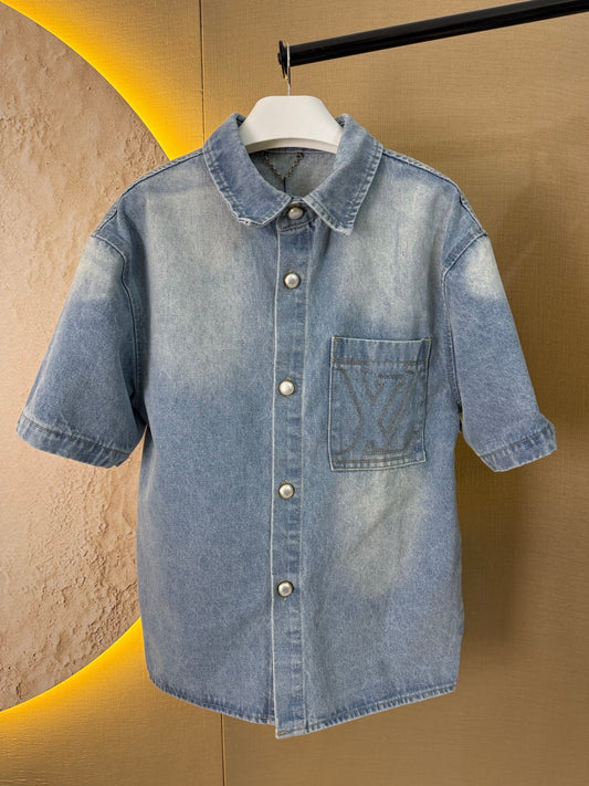 conjunto denim louis vuitton azul claro

camisa vaquera monograma lv

short denim claro lv streetwear

outfit completo urbano lv premium