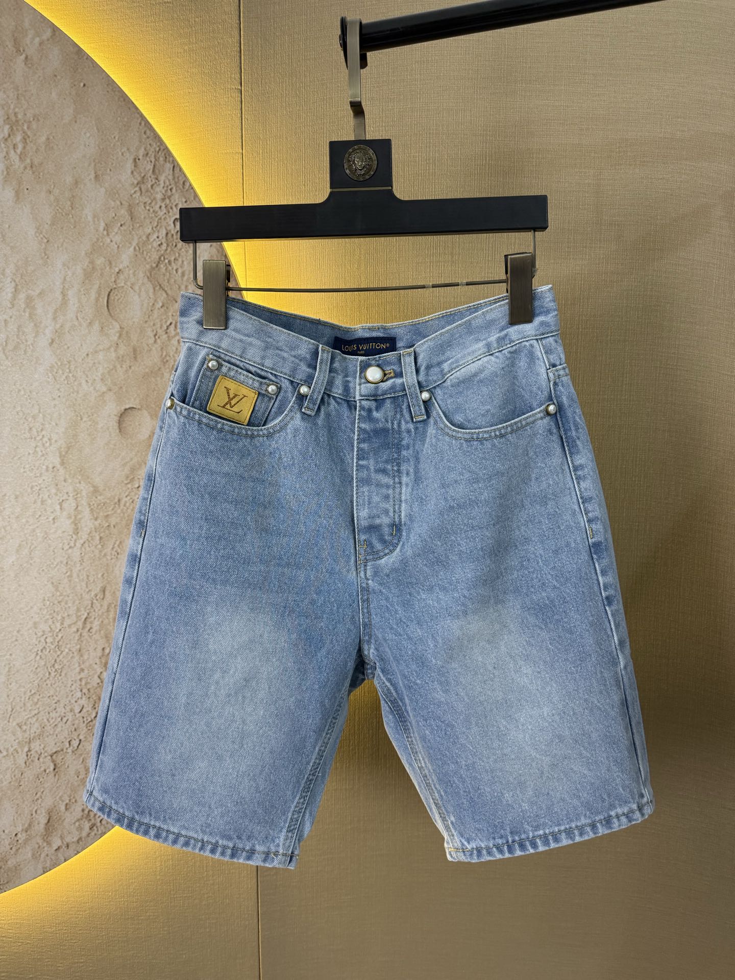 conjunto denim louis vuitton azul claro

camisa vaquera monograma lv

short denim claro lv streetwear

outfit completo urbano lv premium