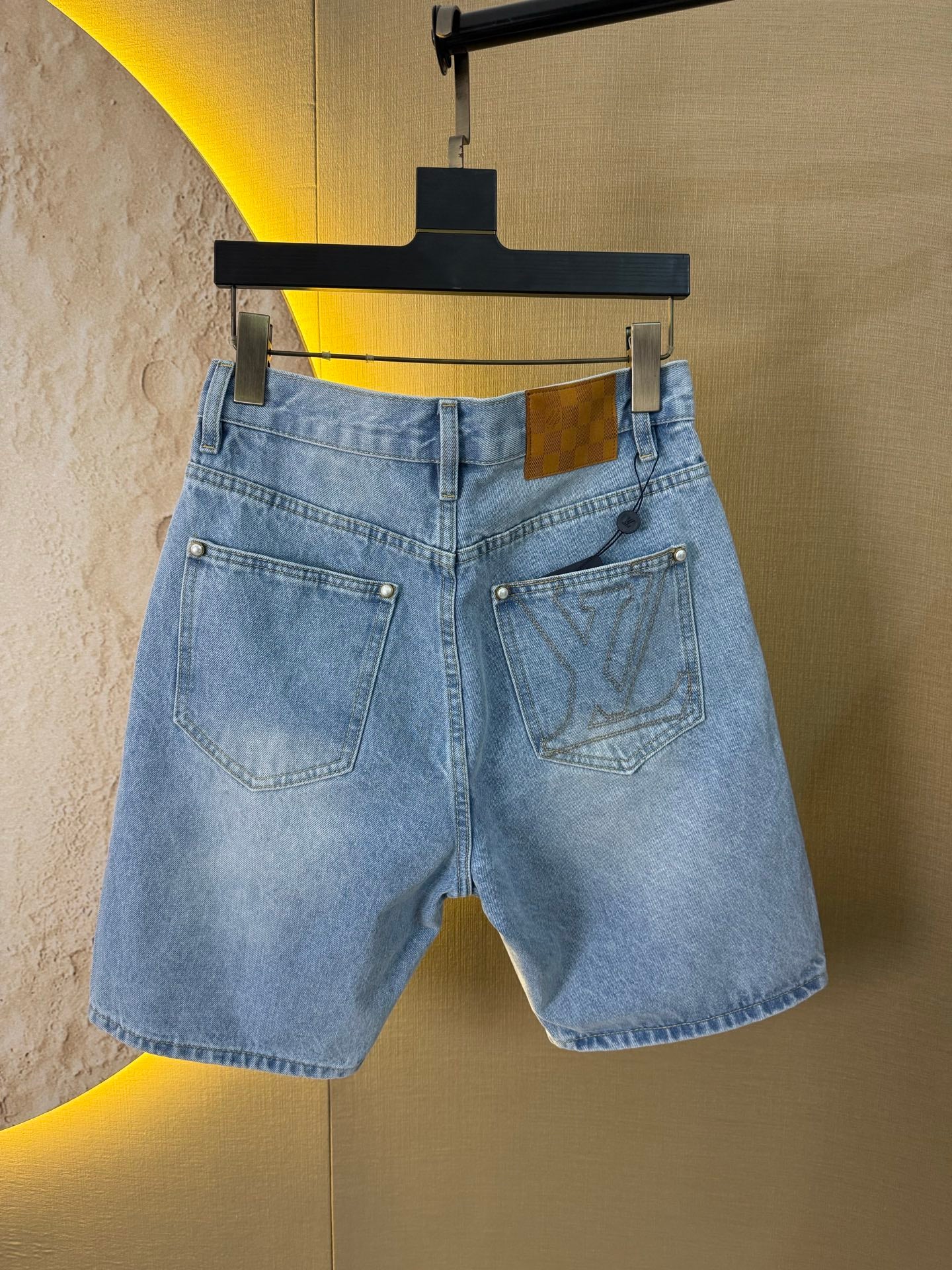 conjunto denim louis vuitton azul claro

camisa vaquera monograma lv

short denim claro lv streetwear

outfit completo urbano lv premium
